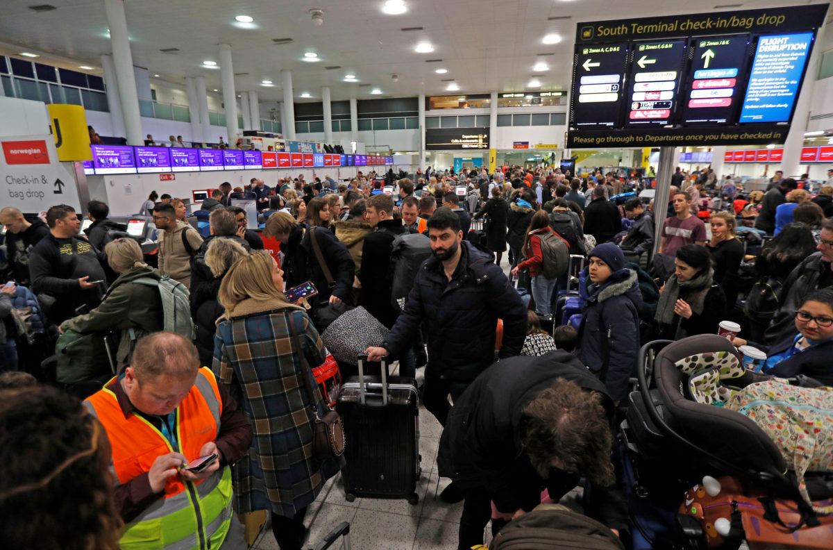 Βρετανία: Ατελείωτη ταλαιπωρία στο Gatwick – Μπορεί να μείνει… δυο μέρες κλειστό! [pics]