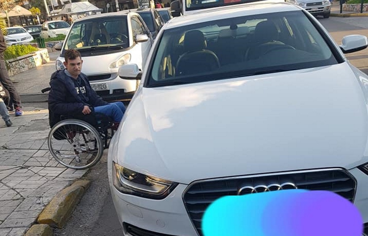 Οργή στα social media για αυτήν την εικόνα: Ανήλικος ανάπηρος “εγκλωβισμένος” στη Γλυφάδα!