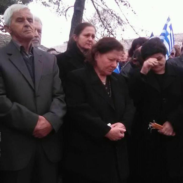 Θρήνος και θυμός στο μνημόσυνο για τον Κωνσταντίνο Κατσίφα – Ξέσπασμα από τη μάνα και την αδερφή του για το "μπλόκο" στα σύνορα