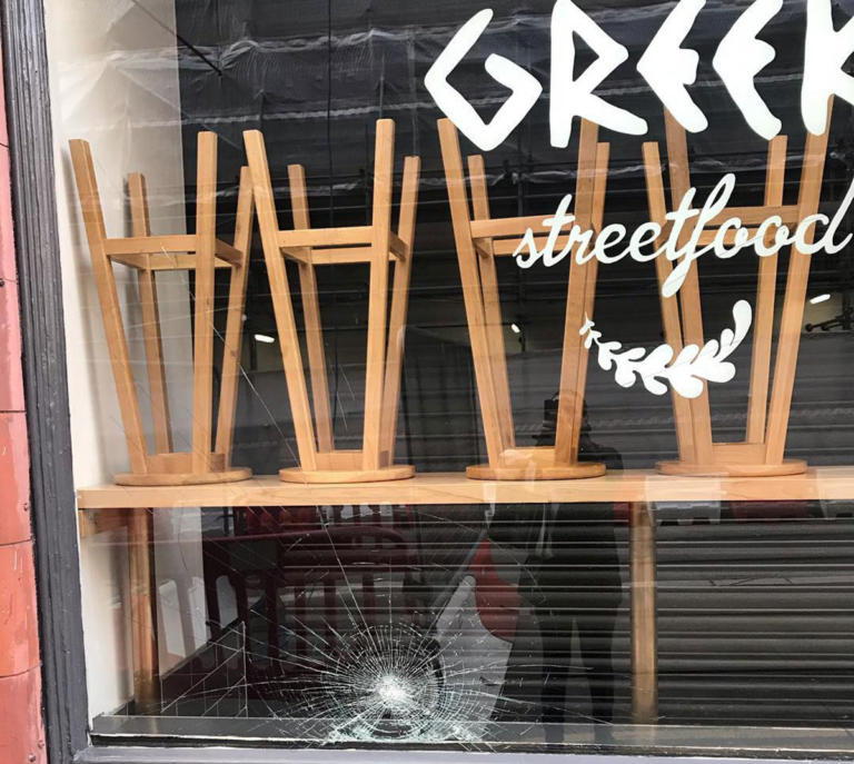 Ρατσιστική επίθεση σε ελληνικό εστιατόριο στο Μπέρμιγχαμ – Έσπασαν τη βιτρίνα, τραυμάτισαν υπαλλήλους