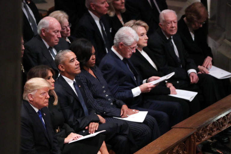 Τζορτζ Μπους: “Παγετός” μεταξύ Χίλαρι και Τραμπ στην κηδεία – Δεν γύρισε ούτε να τον κοιτάξει! [pics]