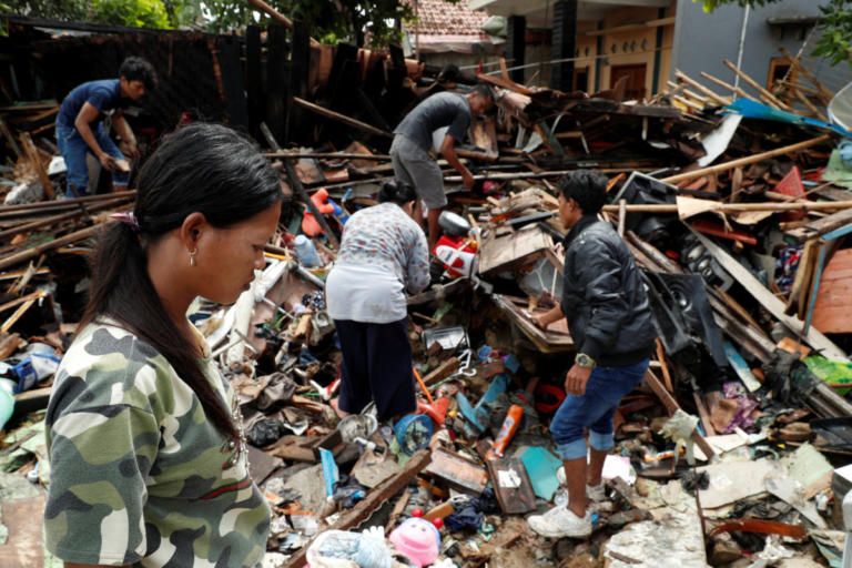 Η σύγχυση έφερε λάθος απολογισμό από το τσουνάμι στην Ινδονησία – Ξεπέρασαν τους 7.000 οι τραυματίες, 20 οι αγνοούμενοι