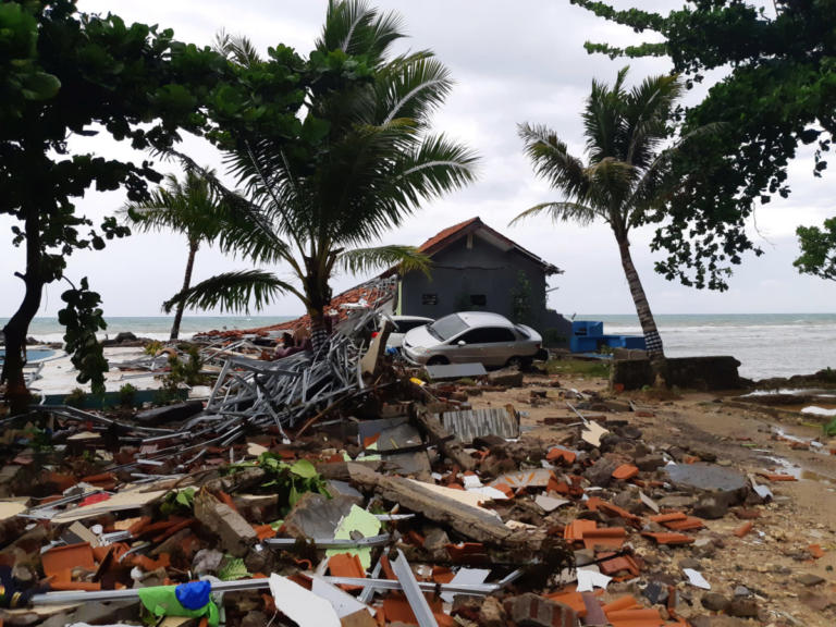Τσουνάμι Ινδονησία: Μεγαλώνει ο μακάβριος κατάλογος – 373 νεκροί και πάνω από 1.400 τραυματίες
