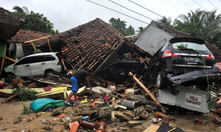 Κίνδυνος νέων τσουνάμι στην Ινδονησία! Θάνατος και καταστροφή παντού μετά την έκρηξη ηφαιστείου: "Κάθε λεπτό φτάνουν κι άλλα πτώματα"