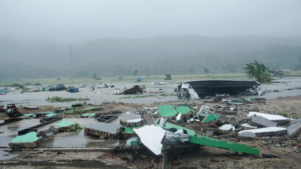Τσουνάμι Ινδονησία – Σοκάρουν οι περιγραφές των επιζώντων: «Κόσμος άρχισε να φωνάζει»