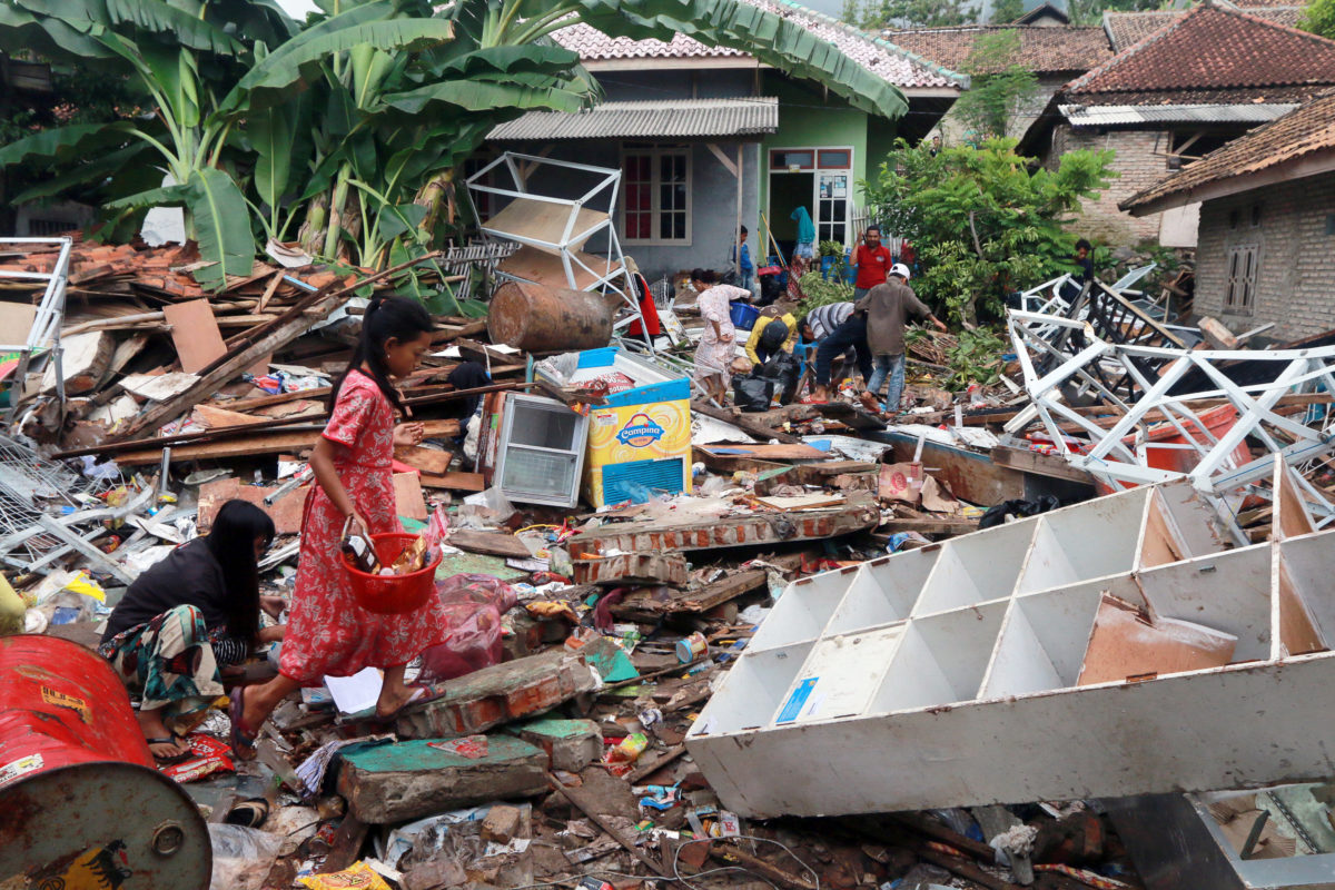Τσουνάμι Ινδονησία: Δεν σταματούν να βρίσκουν πτώματα – 429 νεκροί και 1.485 τραυματίες