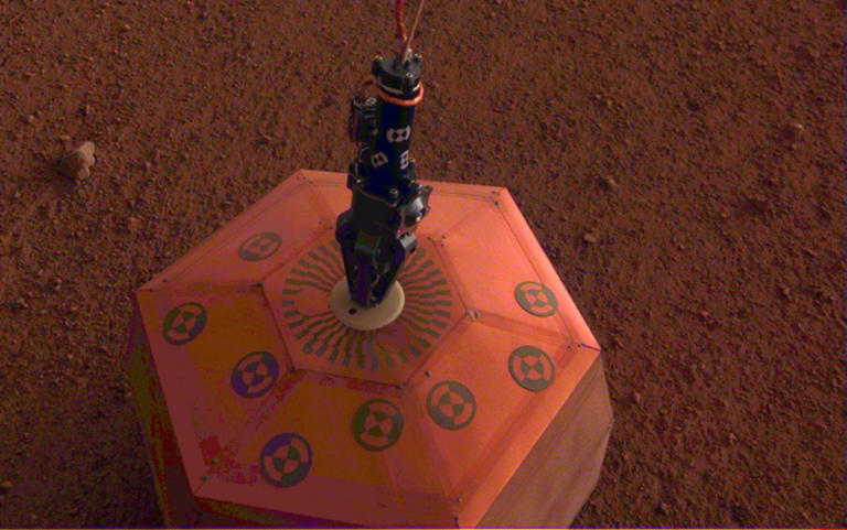 Το “InSight” τοποθέτησε τον πρώτο σεισμογράφο στην επιφάνεια του Άρη [pic]