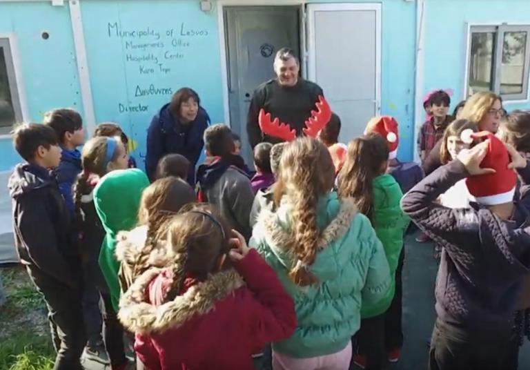 Λέσβος: Προσφυγόπουλα είπαν τα κάλαντα σε άπταιστα ελληνικά – Έκλεψαν τις εντυπώσεις – video