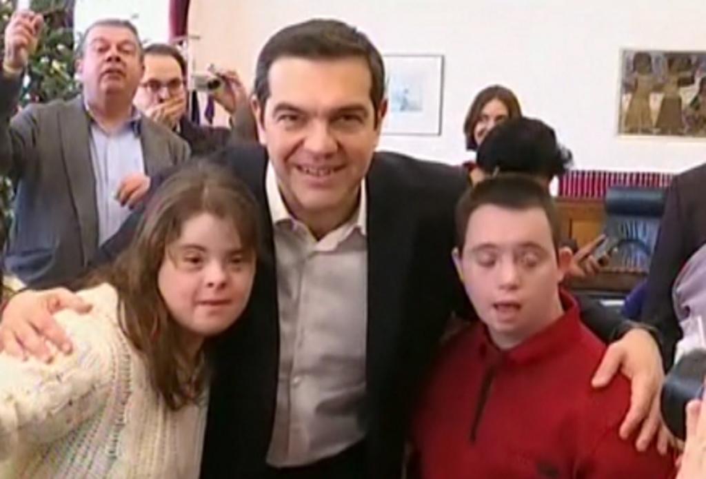 Θεσσαλονίκη: Χωρίς… μαγικά τα κάλαντα στον Αλέξη Τσίπρα – Τι ζήτησε ο πρωθυπουργός από τα παιδιά – video