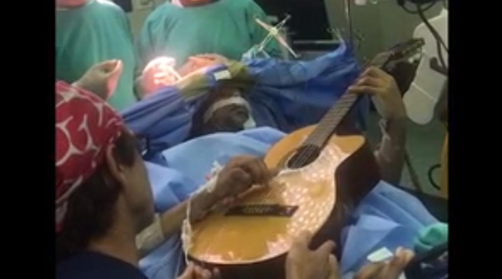 Αδιανόητο! Παίζει κιθάρα την… ώρα που του αφαιρούν όγκο από τον εγκέφαλο! – video