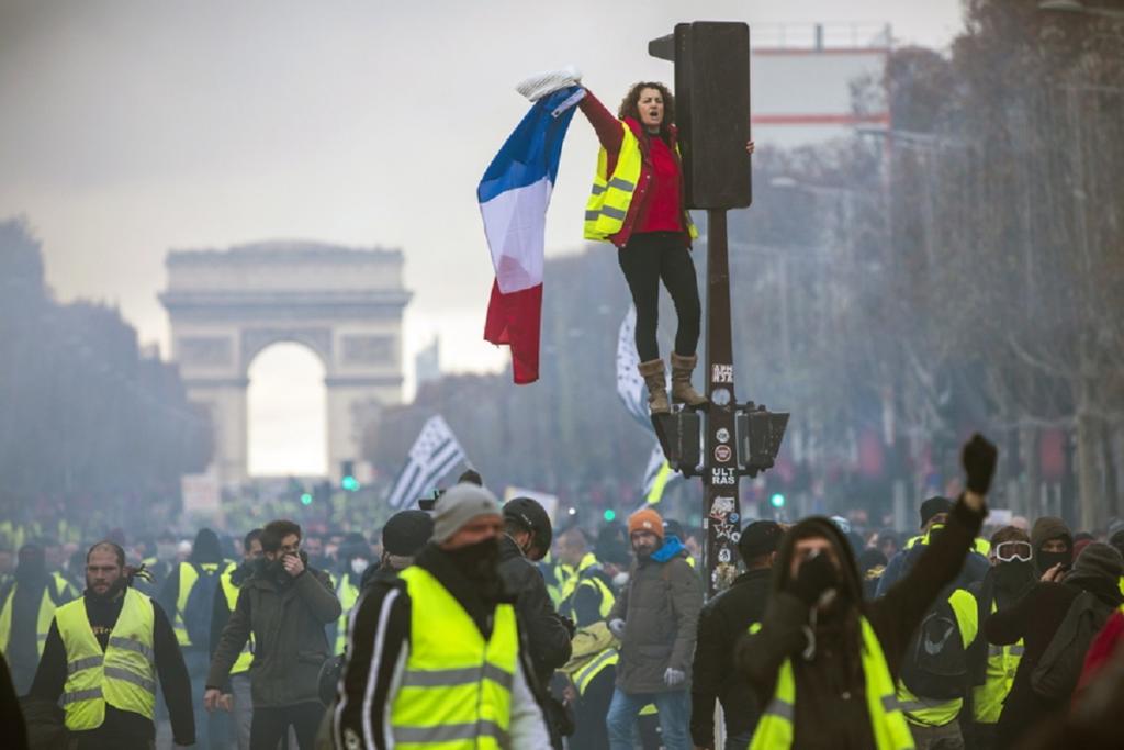 Παρίσι: Ξανά στους δρόμους τα “κίτρινα γιλέκα”
