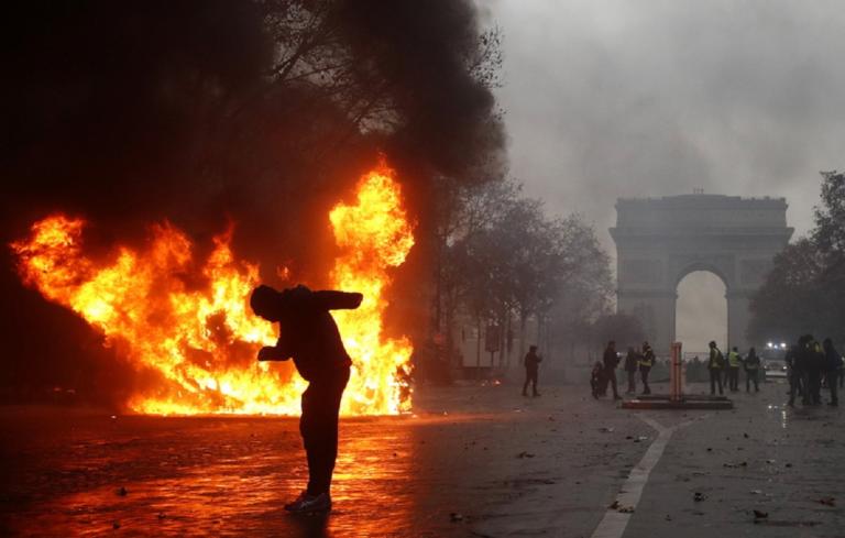 Παρίσι: 363 συλλήψεις μετά τα βίαια επεισόδια με τα “κίτρινα γιλέκα”!