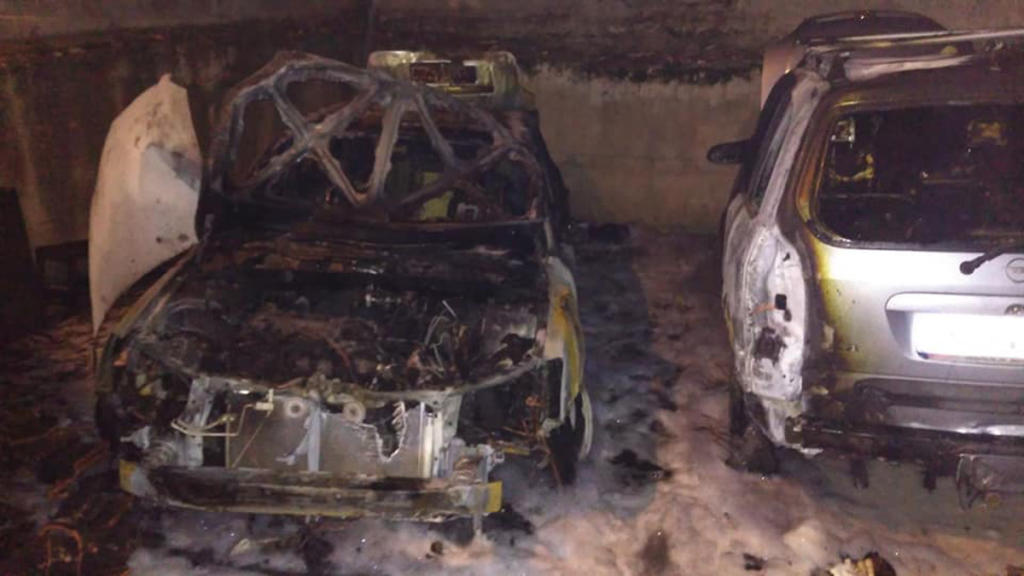 Κοζάνη: Έκρηξη σε δυο οχήματα σε πυλωτή πολυκατοικίας – video