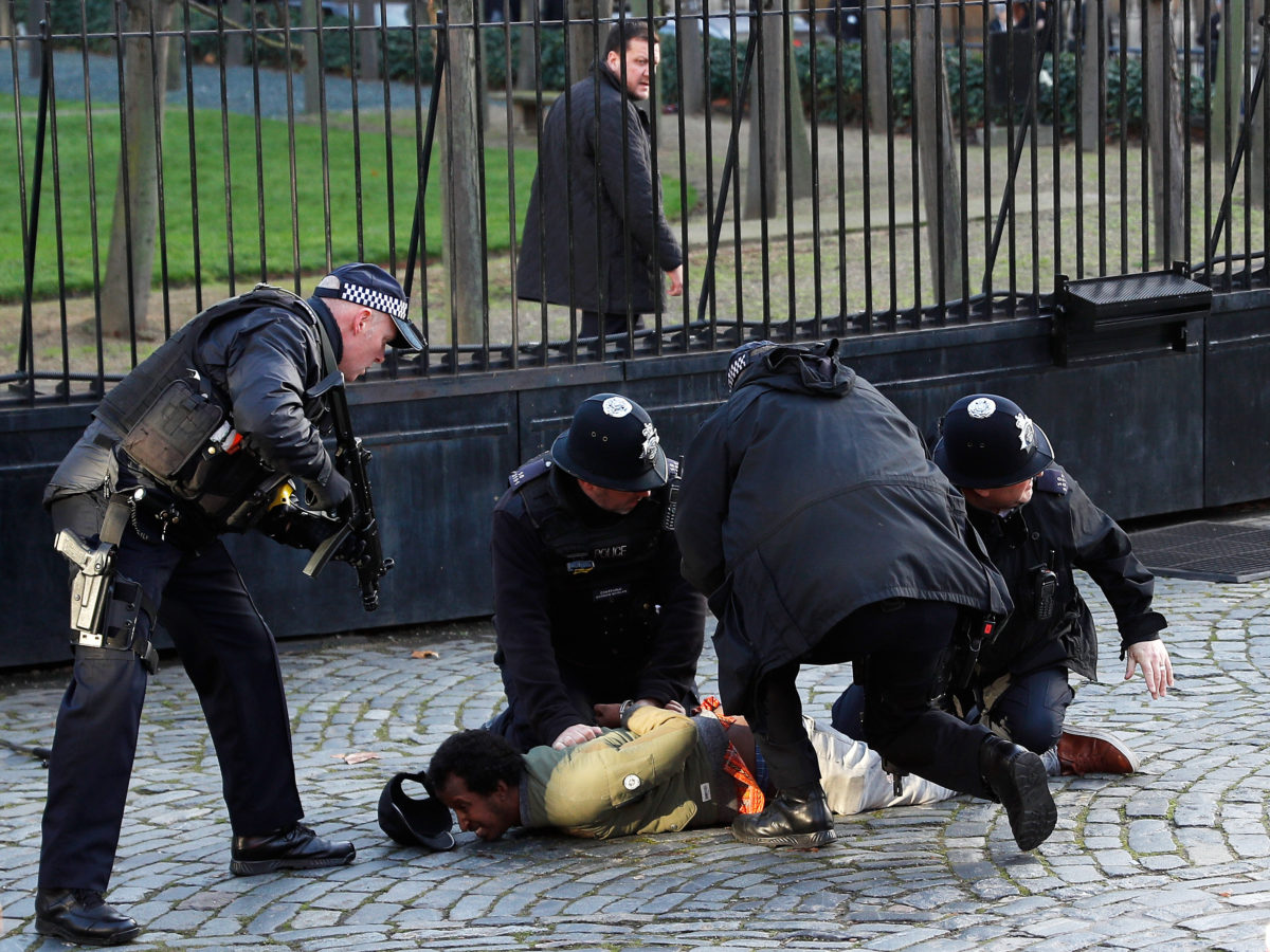 Λονδίνο: Ακινητοποίησαν ύποπτο άνδρα έξω από τη Βουλή