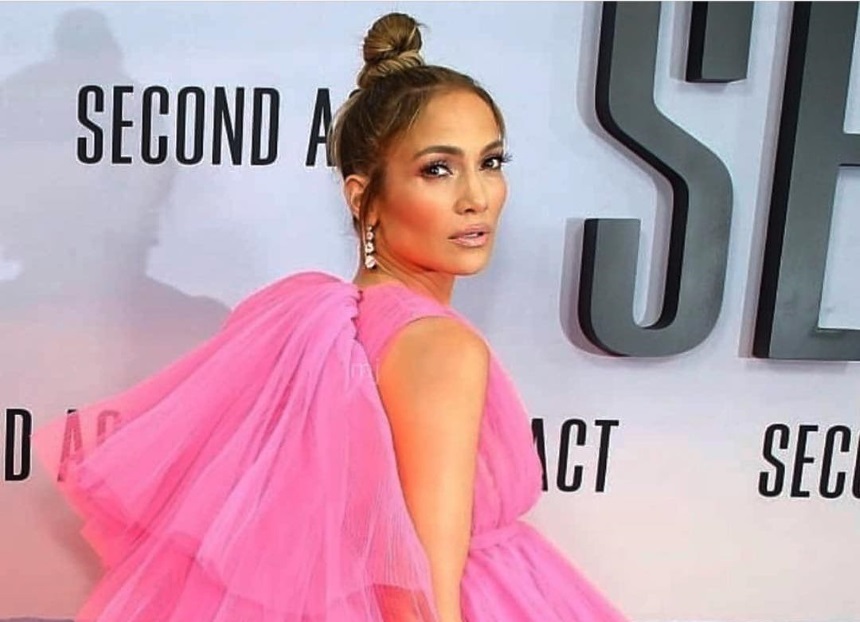Jennifer Lopez: Η Λατίνα σταρ έκλεψε τις εντυπώσεις στο κόκκινο χαλί με το φόρεμα που επέλεξε!