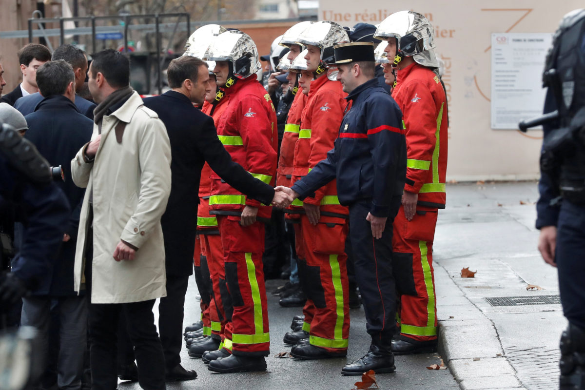 Γαλλία: Διαδηλωτές με “κίτρινα γιλέκα” αποδοκίμασαν έντονα τον Μακρόν