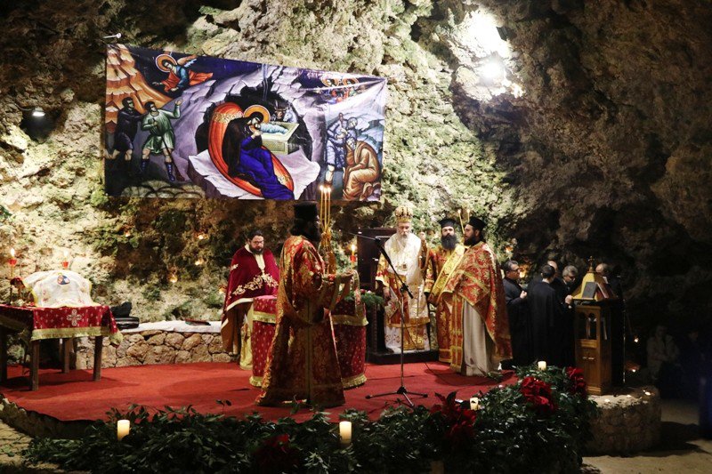 Κρήτη: Η ακολουθία των Χριστουγέννων μέσα στο σπήλαιο που θυμίζει την φάτνη της Βηθλεέμ [pics]