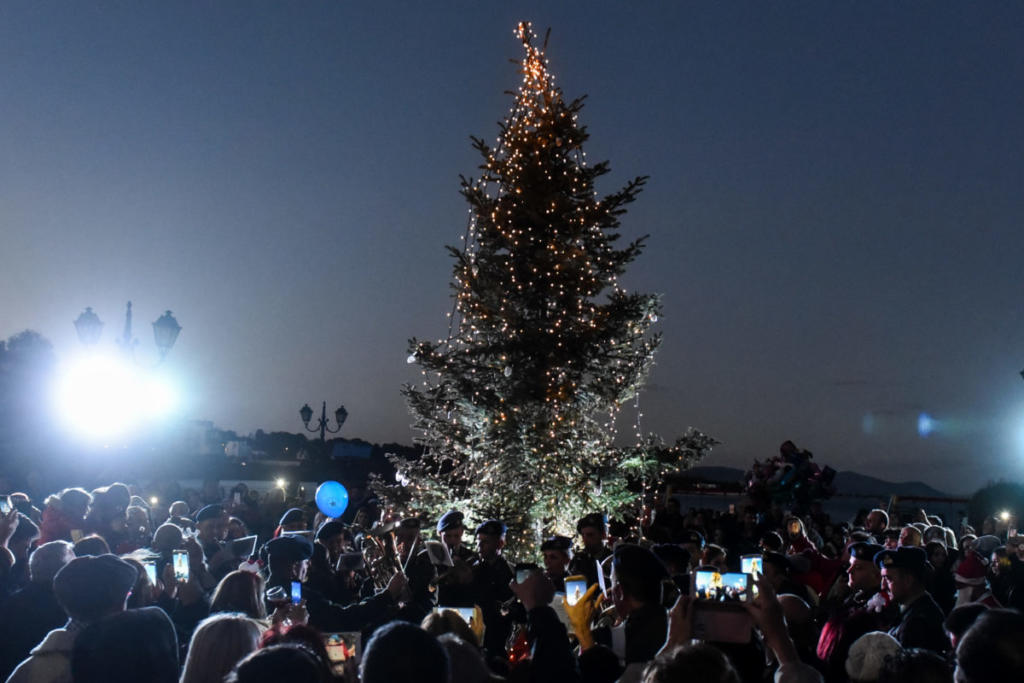 Συγκίνηση: Άναψαν το χριστουγεννιάτικο δέντρο στο Μάτι
