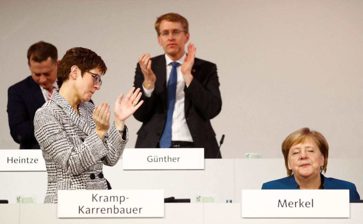 Γερμανία: Η Άνεγκρετ Κραμπ – Καρενμπάουερ νίκησε τον πρώτο γύρο για την διαδοχή της Μέρκελ