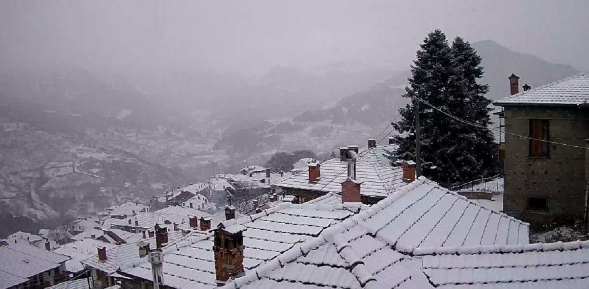 Καιρός: Χιόνι στα Γιάννενα – Στα λευκά ξύπνησε η πόλη