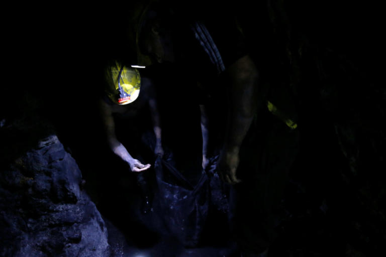 Ινδία: Αγωνία για εργάτες που παγιδεύτηκαν σε παράνομο ανθρακωρυχείο