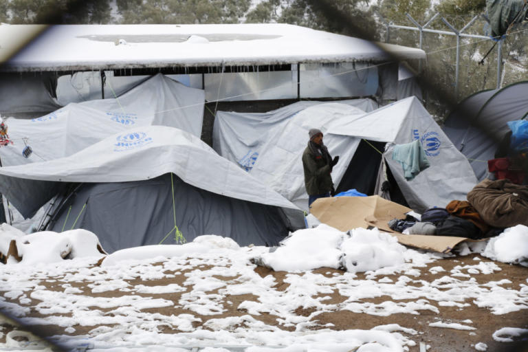 Μαρτυρία σοκ για τα ελληνικά hot spot: Προτιμούσαν να πέθαιναν σπίτι τους παρά να ζουν σε σκηνές μέσα στο κρύο