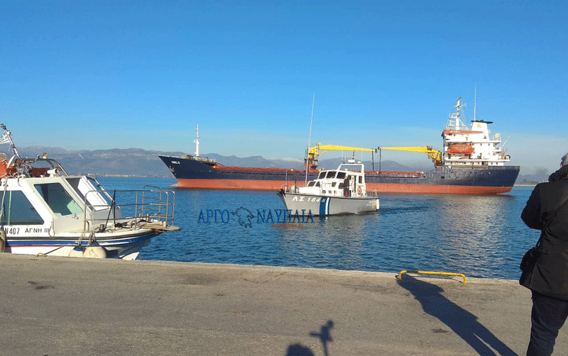 Φορτηγό πλοίο προσάραξε στο λιμάνι του Ναυπλίου [pics]