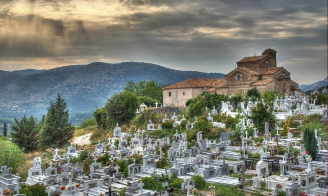 Γιατί ανάβουμε κανδήλι και κεριά στους τάφους των κεκοιμημένων