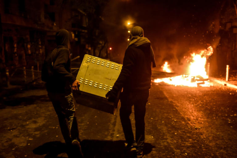Επέτειος Γρηγορόπουλου: Οδοφράγματα και φωτιές στα Εξάρχεια! [pics]
