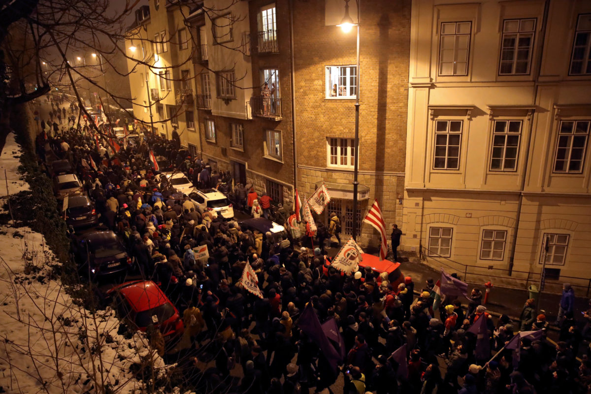 Βουδαπέστη: Μαζικές διαδηλώσεις ενάντια στον “νόμο δουλείας” του Όρμπαν [pics]