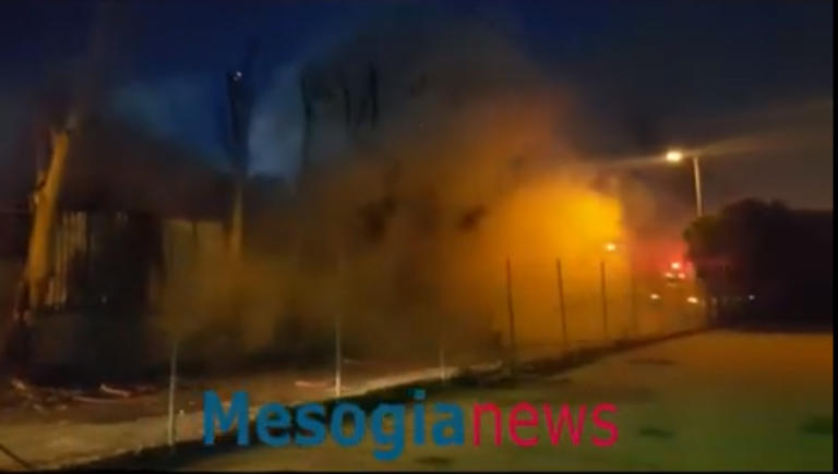 Φωτιά σε χώρο ανακύκλωσης αυτοκινήτων στην Παιανία – video