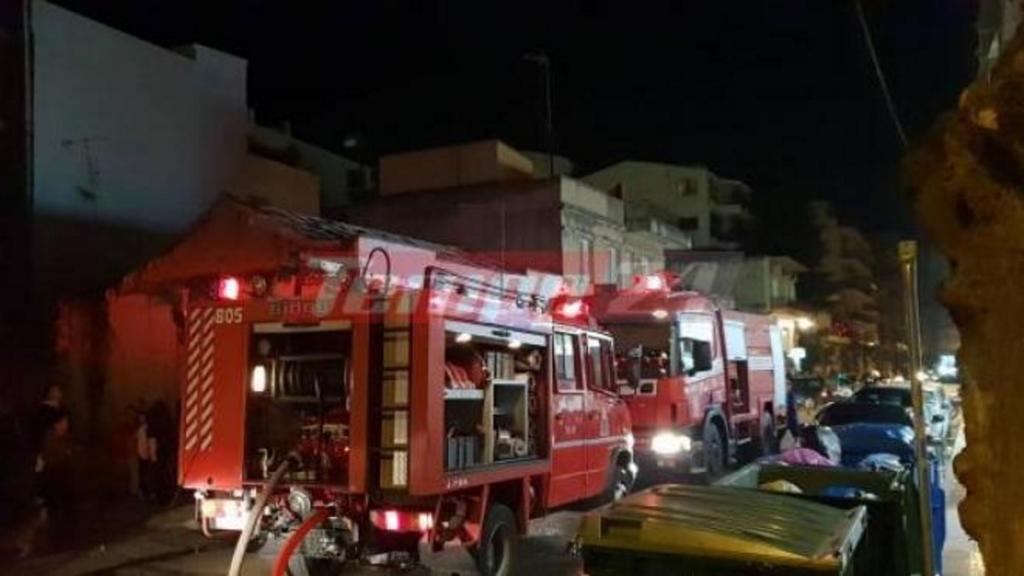 Φωτιά σε κτίριο στην Πάτρα – Εκκενώθηκε όροφος – video