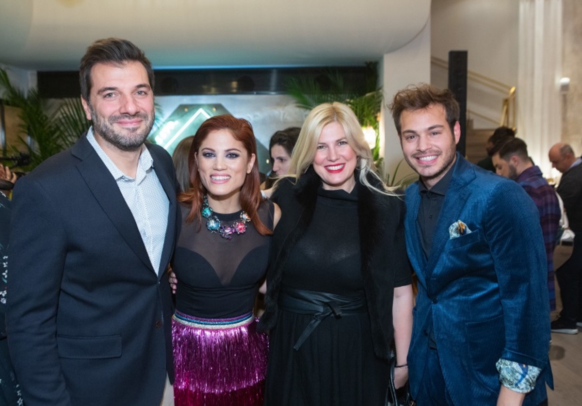 Μαίρη Συνατσάκη: Παρουσίασε τη νέα συλλογή παπουτσιών της με όλους τους διάσημους φίλους της στο πλευρό της! [pics]