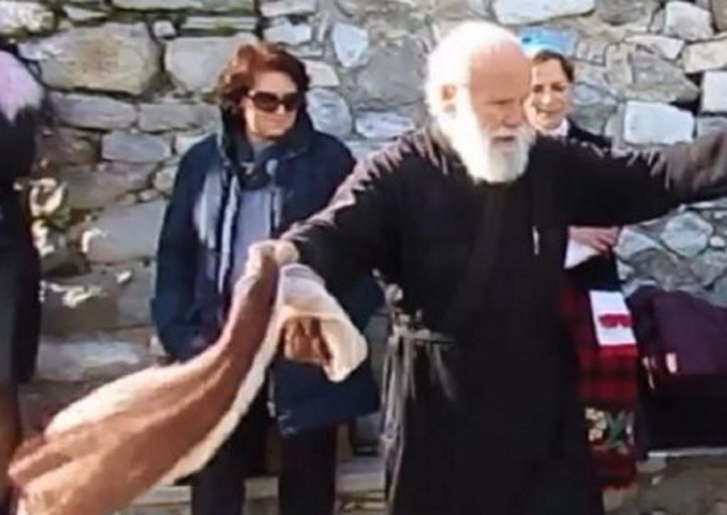 Σέρρες: Ο παπάς που χορεύει για τη Μακεδονία – Στα 80 του χρόνια μπήκε πρώτος και έδωσε το σύνθημα – video
