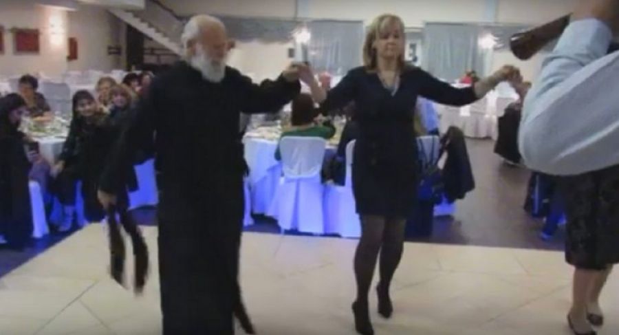 Σέρρες: Παπάς έσυρε το χορό με το… “Μακεδονία Ξακουστή”