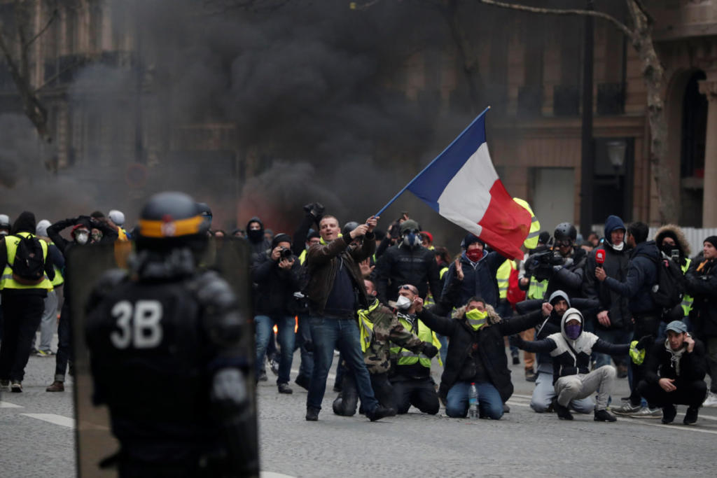 Παρίσι – Κίτρινα γιλέκα: Οργή και βία στις νέες διαδηλώσεις