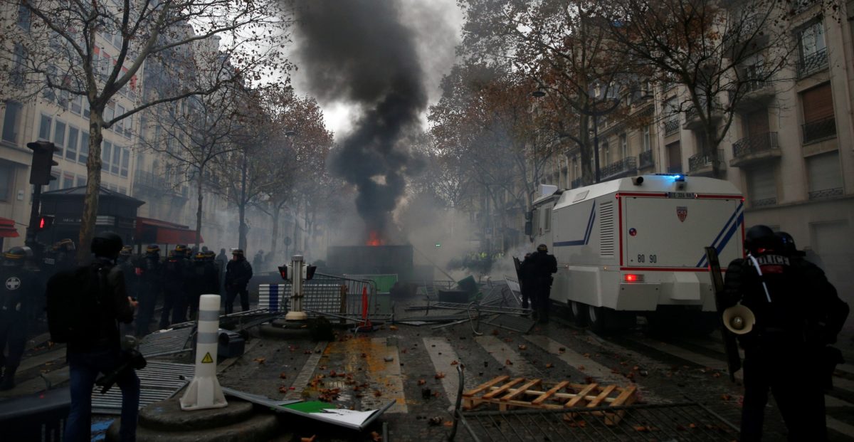 Με την πλάτη στον τοίχο ο Μακρόν, μετά τις σκηνές χάους στο Παρίσι! Έκτακτη σύσκεψη στο Ελιζέ