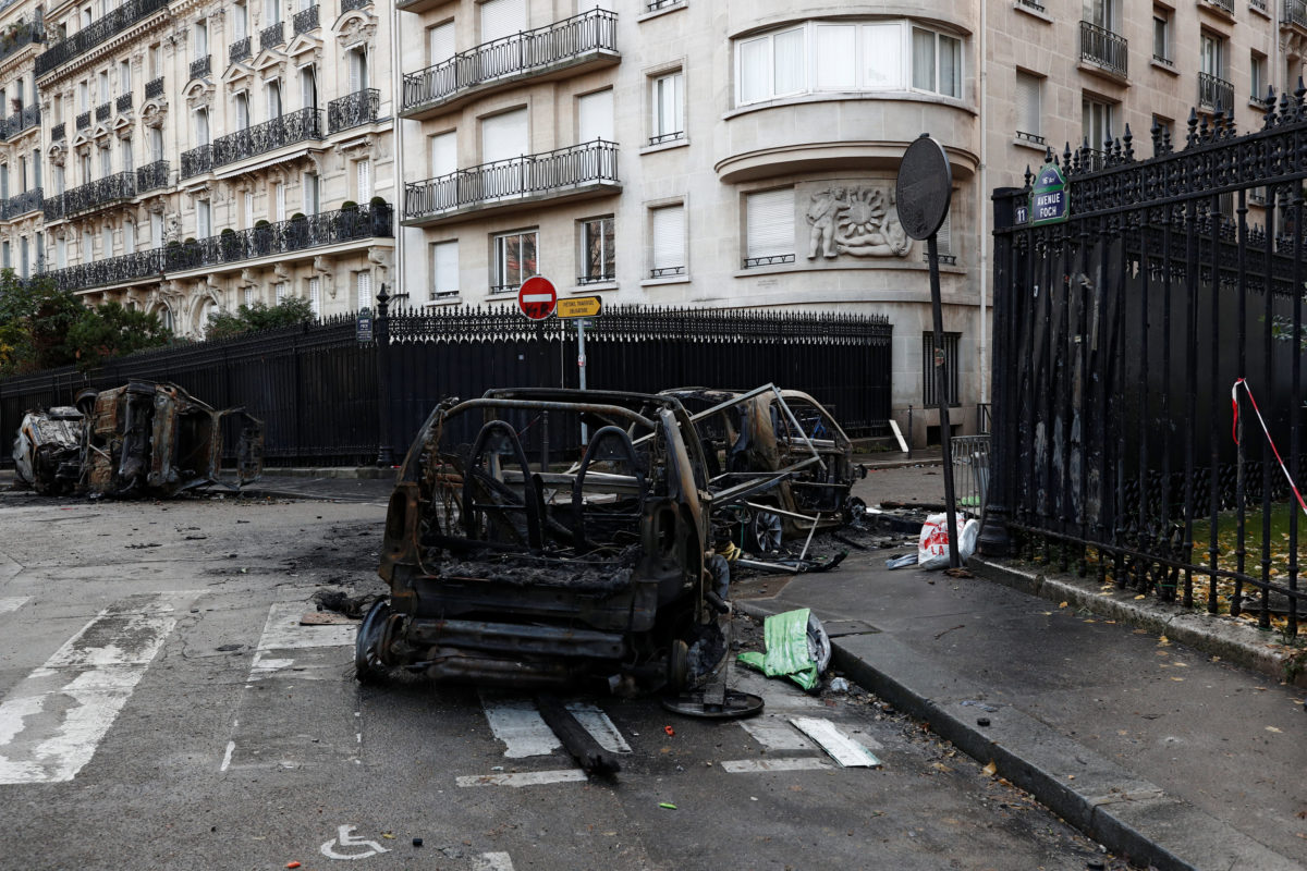 Βομβαρδισμένο τοπίο το Παρίσι μετά τα βίαια επεισόδια – 133 τραυματίες, 412 προσαγωγές [pics]