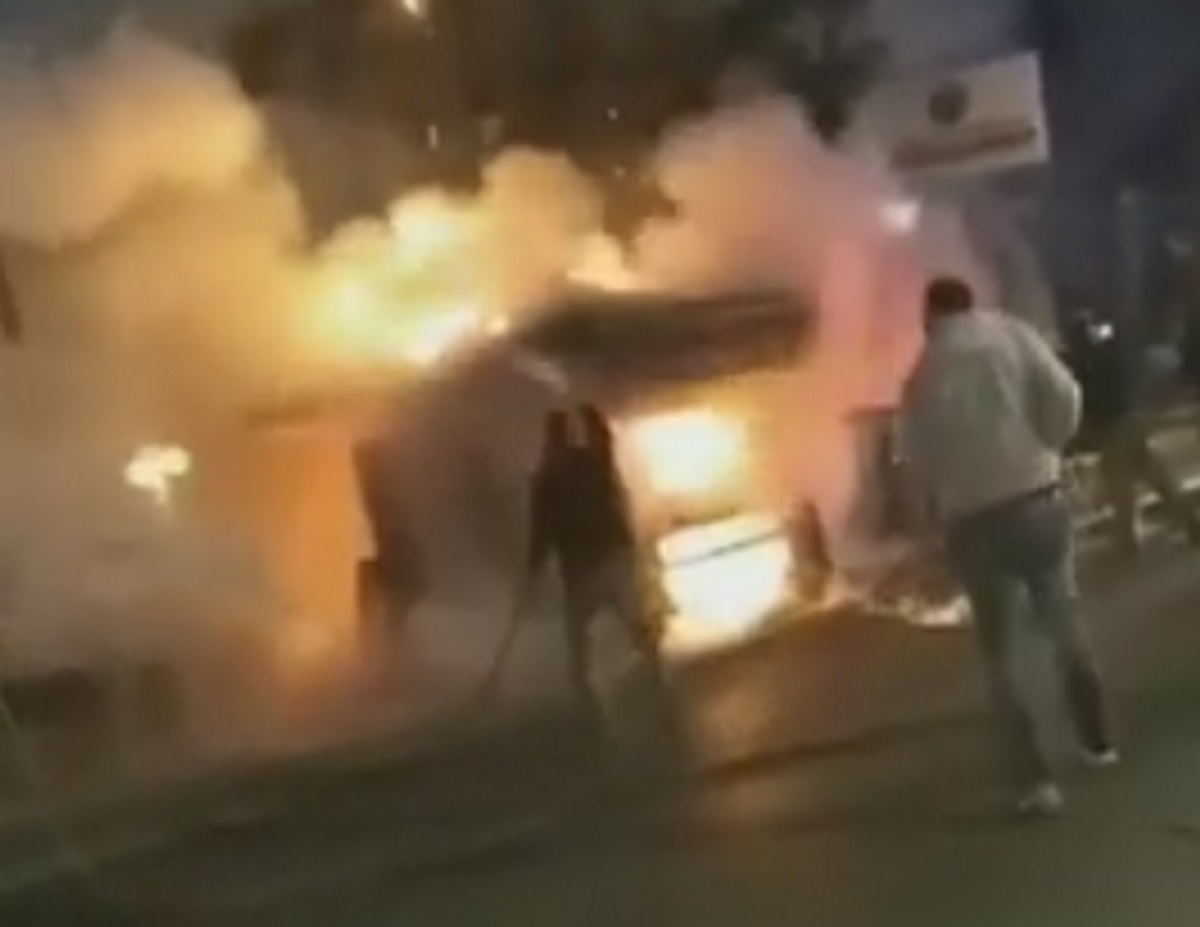 Εύβοια: Περαστικοί τρέχουν με κουβάδες για να σώσουν φλεγόμενο περίπτερο – Το βίντεο κατά τη διάρκεια της φωτιάς!