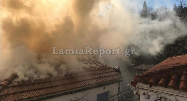 Τον «έπνιξαν» οι καπνοί – Καρέ καρέ η μάχη πυροσβέστη με τη φωτιά στη Λαμία – video