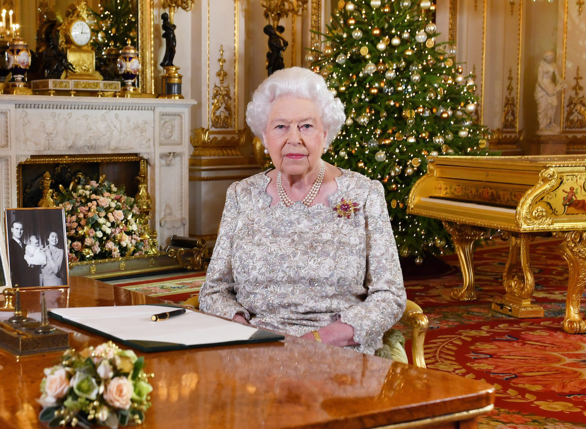 Βασίλισσα Ελισάβετ: Χριστουγεννιάτικο μήνυμα “γεμάτο”… Κάρολο