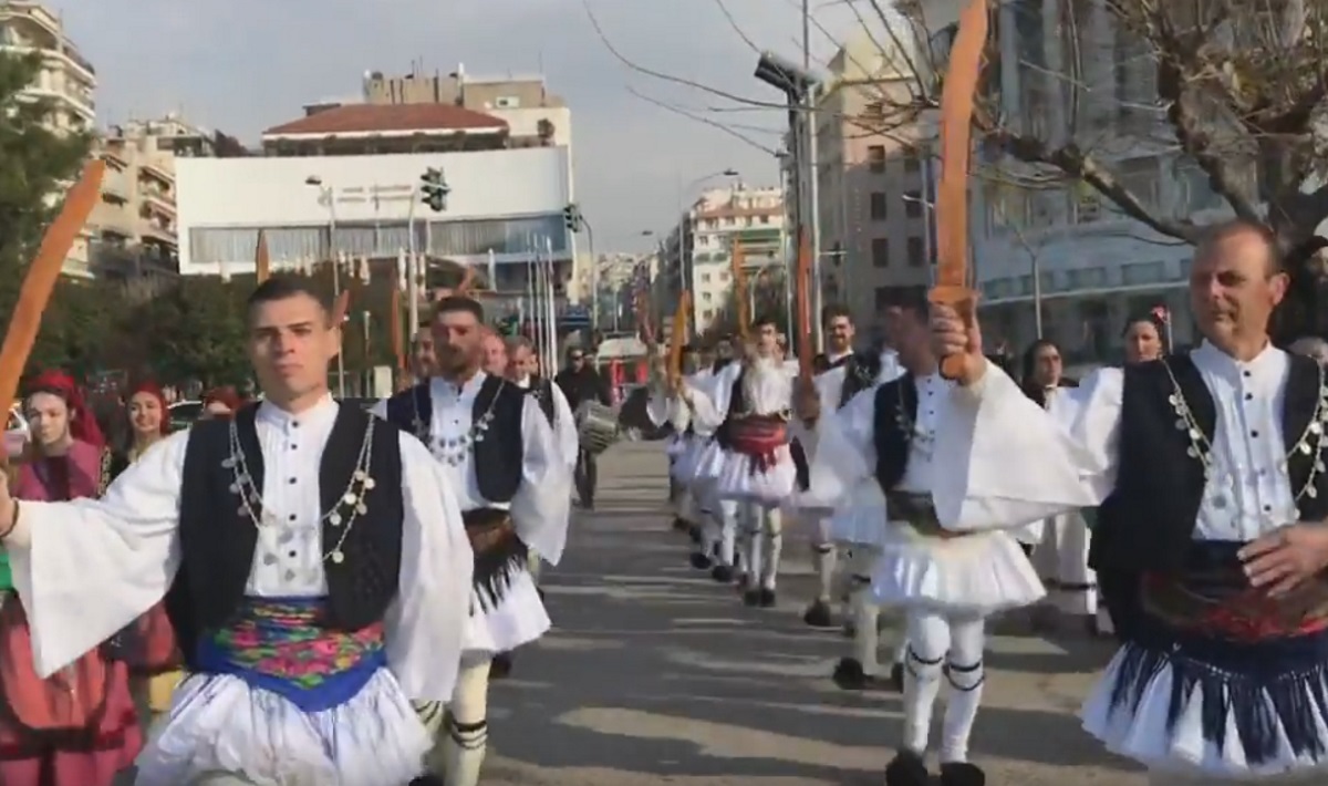 Θεσσαλονίκη: Ξεσήκωσαν το κέντρο και ζωντάνεψαν το ιδιαίτερο έθιμο από τα χρόνια της Tουρκοκρατίας – video