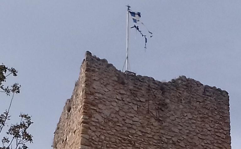 Εικόνες ντροπής με σκισμένη ελληνική σημαία στο κάστρο της Βόνιτσας