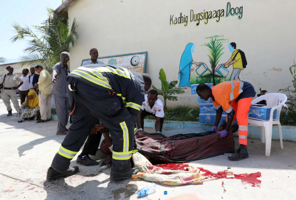 Όλεθρος στην Σομαλία – Τουλάχιστον 22 νεκροί από διπλή βομβιστική επίθεση [pics]