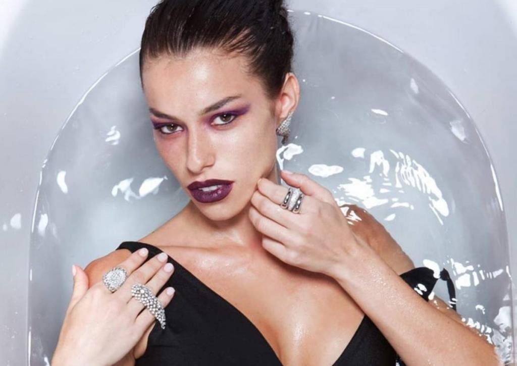 GNTM: Η τρυφερή φωτογραφία της Ειρήνης Στεριανού με τον σύντροφό της μπροστά στο χριστουγεννιάτικο δέντρο!