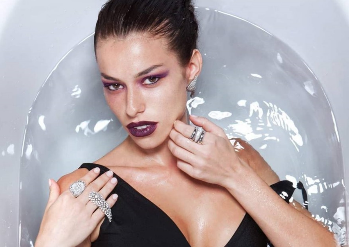 GNTM: Η τρυφερή φωτογραφία της Ειρήνης Στεριανού με τον σύντροφό της μπροστά στο χριστουγεννιάτικο δέντρο!