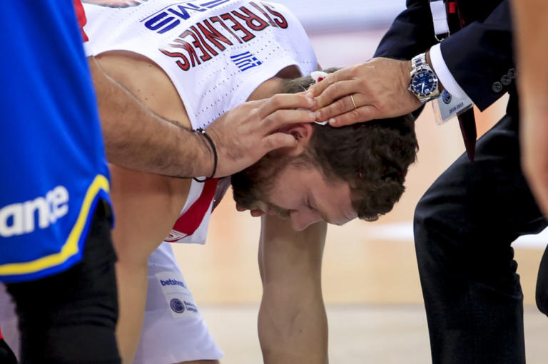 Ολυμπιακός: Τραυματίστηκε στο κεφάλι ο Στρέλνιεκς! Κατευθείαν για ράμματα [pics]