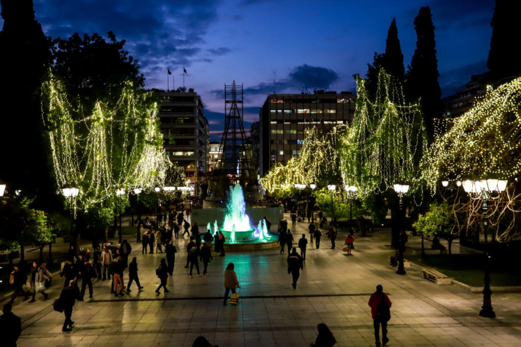 Το κέντρο της Αθήνας στολίστηκε για τα Χριστούγεννα! [pics]