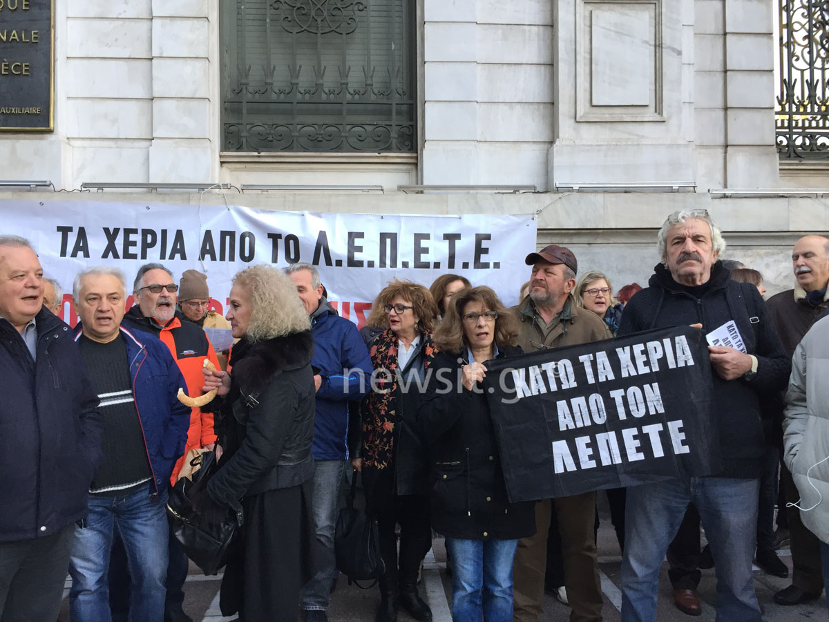 Συνταξιούχοι απέκλεισαν τα κεντρικά της Εθνικής Τράπεζας