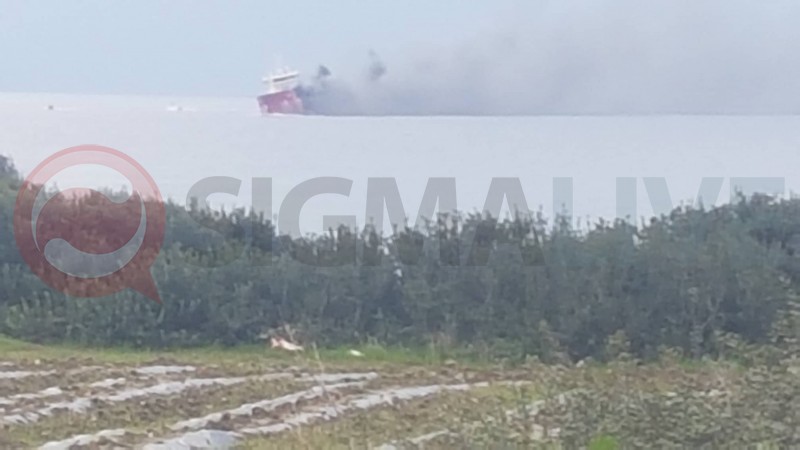 Έκρηξη σε φορτηγό – πλοίο κοντά στο Ζύγι – Έπεσαν στη θάλασσα για να σωθούν [pics, video]